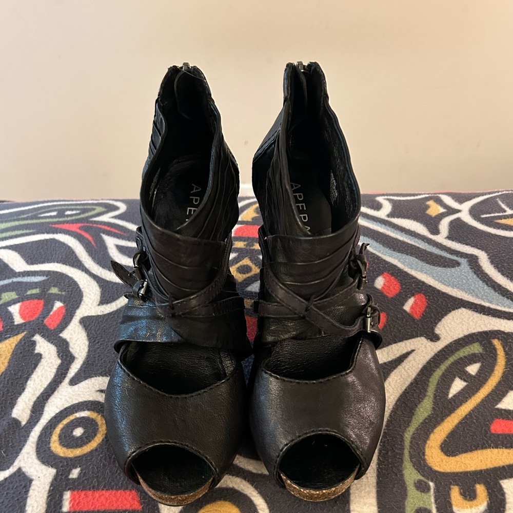 Apepazza Lisbona Peep Toe Black Leather
Pumps Heels Zipper Closure Shoes 8.5